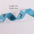 Blauw kerstlint met rendieren en sneeuwvlokken, 2m lengte en 5cm breedte - 2m Blauw Rendier Sneeuwvlok Lint / Blauw
