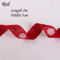 Detail van 2m rood kerstlint met witte sneeuwvlokken en rendierpatronen - 2m Rood Rendier Sneeuwvlok Lint / Rood
