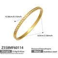Dettaglio macro del bracciale in acciaio placcato oro 18k con zirconi quadrati incastonati - Z558-Bracciale Rigido in Oro Con Zirconi Incastonati in Slot Quadrati