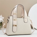 Schicke beige gestreifte Plissee-Handtasche mit goldener Hardware und Schultergurt - Gebrochenes Weiß