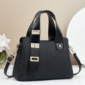 Elegante schwarze strukturierte Handtasche mit vertikalen Falten und goldenen Beschlägen - Schwarz