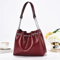 Elegante borsa a secchiello bordeaux con catena argento e tracolla in un set ricercato - Rosso