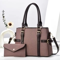 Détail du sac à main tissé violet-brun élégant et de sa pochette enveloppe assortie - Violet