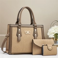 Set di tre borse beige a righe con grande capacità e dettagli in metallo dorato - Cachi