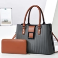 Détail du sac cabas gris texturé et du portefeuille en cuir marron sur fond blanc - L29xP13xH20 / Gris