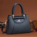 Dettaglio borsa a tracolla blu navy con texture a onde e accessori in metallo dorato - L25 P12 A18 / Blu