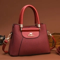 Borsa a mano bordeaux con design a pieghe, dettagli dorati e stile sofisticato - L25 P12 A18 / Rosso Vino