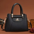 Borsa a mano nera in pelle testurizzata con dettagli dorati su fondo marrone - L25 P12 A18 / Nero