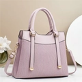 Schicke lilafarbene Handtasche mit Kontrasttextur und goldenen Metallelementen - Lila