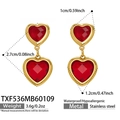 Gros plan de boucles d'oreilles en acier doré avec pierres de verre rouges en forme de cœur - Boucles d'Oreilles Cœur (TXF536) / 2.7x1.2cm / Rouge