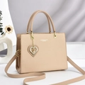 Elegante beige strukturierte Handtasche mit Herz-Perlen-Anhänger und Tragegriffen - Khaki