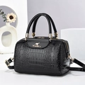 Elegante zwarte Boston handtas met krokodillentextuur en gouden metalen details - Zwart
