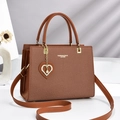 Sac à main marron en cuir et tissu avec pendentif perle cœur et détails dorés - Jaune Terre