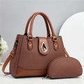 Dettaglio borsa tote in tessuto intrecciato caramello con pochette e chiusura in metallo - Giallo Terra