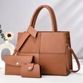 Dettaglio set borsa tote marrone a righe con busta coordinata e porta carte - Giallo Terra