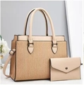 Dettaglio della borsa tote tessuta a righe e pochette abbinata con bordo in pelle - Cachi