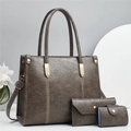 Dreiteiliges Taschen-Set aus kaffeebraunem Kunstleder mit goldener Blattstickerei - L30 B12 H24 / Kaffeebraun