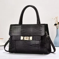 Elegante borsa nera con trama a coccodrillo, chiusura dorata e manico superiore raffinato - Nero