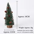 Mini sapin de Noël givré avec pommes de pin et socle en bois, hauteur 10cm et largeur 5,5cm - Sapin de Noël Mélèze / 10cm