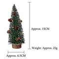 Détail d'un mini sapin de Noël givré avec pommes de pin et socle en bois naturel - Sapin de Noël Mélèze / 15CM