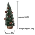 Détail d'un mini sapin de Noël givré de 20 cm avec pommes de pin et base en bois naturel - Sapin de Noël Mélèze / 20cm