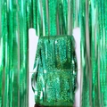 Dettaglio della tenda a frange verde laser con paillettes luccicanti su cartoncino - 1m*1m / Verde Olografico