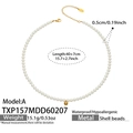 Dettaglio della collana di perle con ciondolo a sfera dorata e catena in acciaio inossidabile - Collana di Perle di Conchiglia Oro - Stile Spesso (TXP157)
