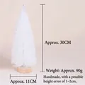 Vista detallada de un mini árbol de Navidad blanco de 30cm en sisal con base de madera - 30cm / Blanco