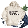 Détail du sweat à capuche beige Hockey Mama avec texte noir imprimé et poignets côtelés - S / Sable