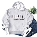 Detail von hellgrauem Hoodie mit Hockey-Mama-Druck, Tasche und Rippbündchen - S / Hellgrau