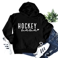 Detaillierte Nahaufnahme eines schwarzen Baumwoll-Hoodies mit Hockey mama Grafikdruck - S / Schwarz