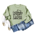 Detail eines grünen Sweatshirts mit dem Aufdruck Emotionally Attached To Fictional Characters - Olivgrünes Sweatshirt (Schwarze Schrift)