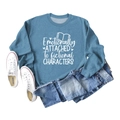 Detail eines blauen Sweatshirts mit dem Aufdruck Emotionally Attached to Characters - 2XL / Blaues Sweatshirt (Weiße Schrift)