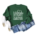 Detail des Emotionally Attached Slogan-Prints auf dem waldgrünen Rundhals-Sweatshirt - S / Dunkelgrünes Sweatshirt (Weiße Schrift)
