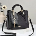 Elegante borsa nera con stampa coccodrillo e ciondolo a cuore con perle raffinate - Nero