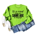 Flachbild von neongrünem Sweatshirt mit Spruch und Denim-Shorts auf weißem Grund - S / Leuchtgrün (Schwarze Schrift)