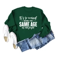 Flatlay des waldgrünen Sweatshirts mit Spruch-Aufdruck und blauen Denim-Shorts - S / Dunkelgrün (Weiße Schrift)