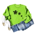 Mise à plat d'un sweat-shirt vert vif avec motifs de silhouette de tortue de mer noire - S / Vert Fluorescent (Police Noire)