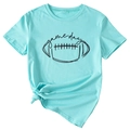 Détail d'un t-shirt bleu clair Game Day avec motif rugby et nœud noué à l'avant - Bleu Eau Profonde (Police Noire)