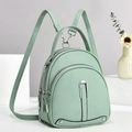 Dettaglio mini zaino in pelle PU verde chiaro con tre scomparti a cerniera e finiture in argento - Verde