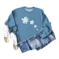Vue à plat d'un sweat bleu à col rond avec motif tortue et jean décontracté bleu clair - S / Bleu (Police Blanche)
