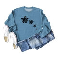 Mise à plat de sweat bleu col rond avec silhouettes de tortues et style décontracté - S / Bleu (Police Noire)
