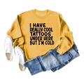 Flat-Lay eines senfgelben Sweatshirts mit schwarzem Text und blauer Jeanshose - S / Gelb