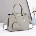 Borsa tote in tela grigia e verde multistrato con un piccolo portamonete rotondo incluso - Verde