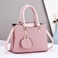 Borsa tote in tela intrecciata rosa con manici in pelle e ciondolo portamonete tondo - Rosa