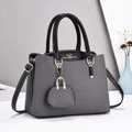 Elegante borsa tote in tela grigia con manici neri e ciondolo a cuore per uso quotidiano - Nero