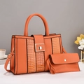 Set borsa tote e pochette arancione motivo coccodrillo con chiusura dorata e tracolla - 30/10/21 / Arancione