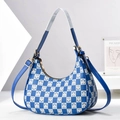 Bolso hobo a cuadros de corazones azul y blanco con ribete de cuero y correa ajustable - Azul