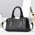 Bolso de mano negro brillante con relieve de cocodrilo y detalles en metal dorado - Negro