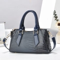 Elegante bolso de mano azul marino con relieve de cocodrilo y detalles dorados en decoro - Azul